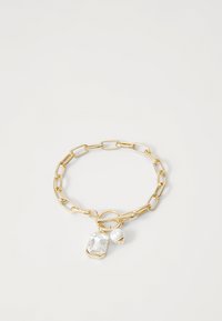Bracciale in oro con maglie allungate, un pendente rettangolare trasparente e un piccolo charm a forma di perla. Texture liscia e finitura lucida.