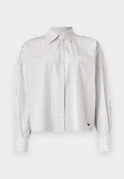 Witte shirt met marineblauwe verticale strepen, knoopsluiting aan de voorkant, kraag, lange mouwen en een borstzak. Zachte stof met een gestructureerde pasvorm.