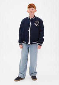 GAP KIDS VARSITY LOGO BOMBER JACKET - Bomber stiliaus striukė - tapestry navy
