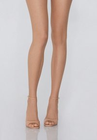 Nagie szpilki z odkrytą palcami, z cienkim paskiem na kostce, charakteryzujące się błyszczącym wykończeniem oraz teksturowanym wzorem siateczki na przezroczystych rajstopach.