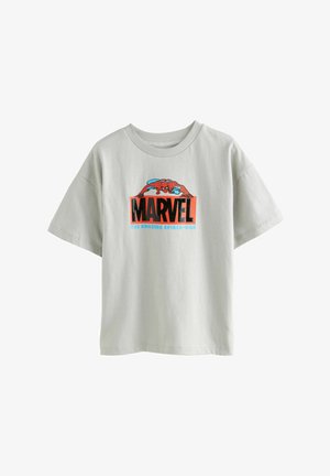 Gaišpelēkā kokvilnas T-kreklu, kas rotāts ar grafisku attēlu ar Zirgu cilvēku, uz kura ir melnā krāsā uzraksts "MARVEL", papildināts ar sarkaniem un ziliem tekstiem. Īsās piedurknes.