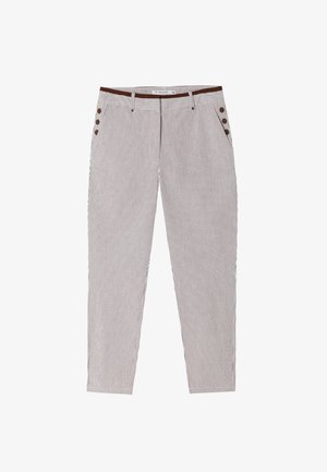 Csíkos nadrág világos bézs és sötétbarna színben, slim fit szabással, oldalsó zsebekkel és három díszgombbal mindkét csípőn.