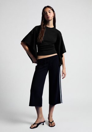 Bershka, SHORT-SLEEVED TOP WITH CAPE SLEEVES - T-shirt imprimé - black
