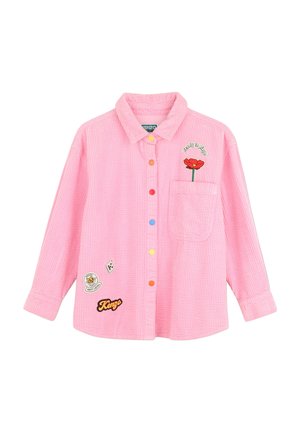 Chemise en velours côtelé rose à manches longues avec boutons colorés, poche avant, motif fleur rouge et patchs comprenant le logo Kenzo et des motifs ludiques.