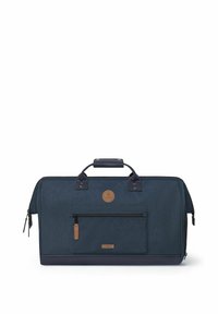 Sac de sport en textile bleu avec des accents en cuir, une poche zippée à l'avant et un patch logo circulaire. Forme rectangulaire avec double poignées.