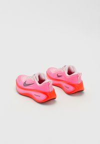 Nike Performance VOMERO PLUS - Laufschuh Straße - hyper pink/burgundy crush/bright crimson