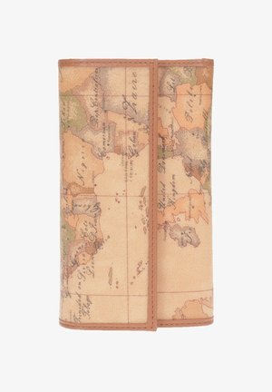 Portafoglio pieghevole realizzato in materiale testurizzato, con una stampa di una mappa del mondo vintage in tonalità terrose e dettagli in pelle marrone, completo di chiusura magnetica.