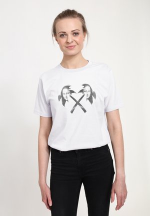 Bílý bavlněný tričko s grafickým designem obsahujícím dvě tváře a zkřížené sekery v černé barvě. Kulatý výstřih a krátké rukávy.