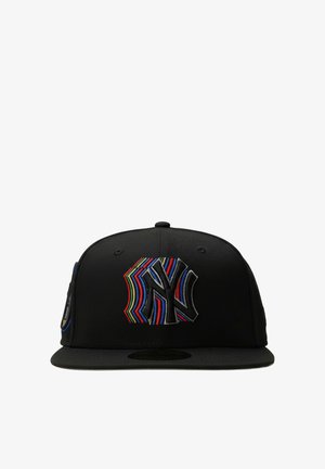 Schwarze flache Kappe mit mehrfarbigem, gestapeltem New York Yankees-Logo, das auf das Frontpanel gestickt ist.