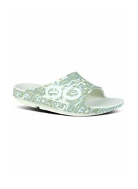 Gaiši zaļas slīdošās sandalītes ar teksturētu rakstu un atvērtu pirkstu dizainu. Materiāls izskatās mīksts un elastīgs ar kontrastējošu baltu zoli.