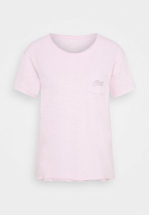 Jasnoróżowy t-shirt z krótkim rękawem i okrągłym dekoltem, z kieszonką na lewej piersi i subtelnym haftowanym logo. Miękki, teksturowany materiał.