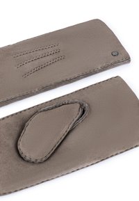 Grau Lederarmband mit glatter Textur, das drei genähte Linien und einen Druckknopf-Detail aufweist. Overall rechteckige Form.