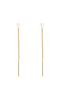 Pendientes de metal en tono dorado que presentan una larga cadena con una sola perla blanca en la parte superior. Diseño simple y elegante con una silueta vertical.
