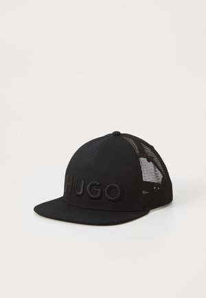 Casquette noire avec un front solide, un dos en mesh et un bord plat. Elle présente un logo "HUGO" en relief de couleur noire assortie sur le devant.