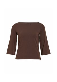 Brūns krekls ar garām piedurknēm, platām laivas tipa apkaklīti un piegulošu vidukli, attēlots uz vienkārša balta fona.