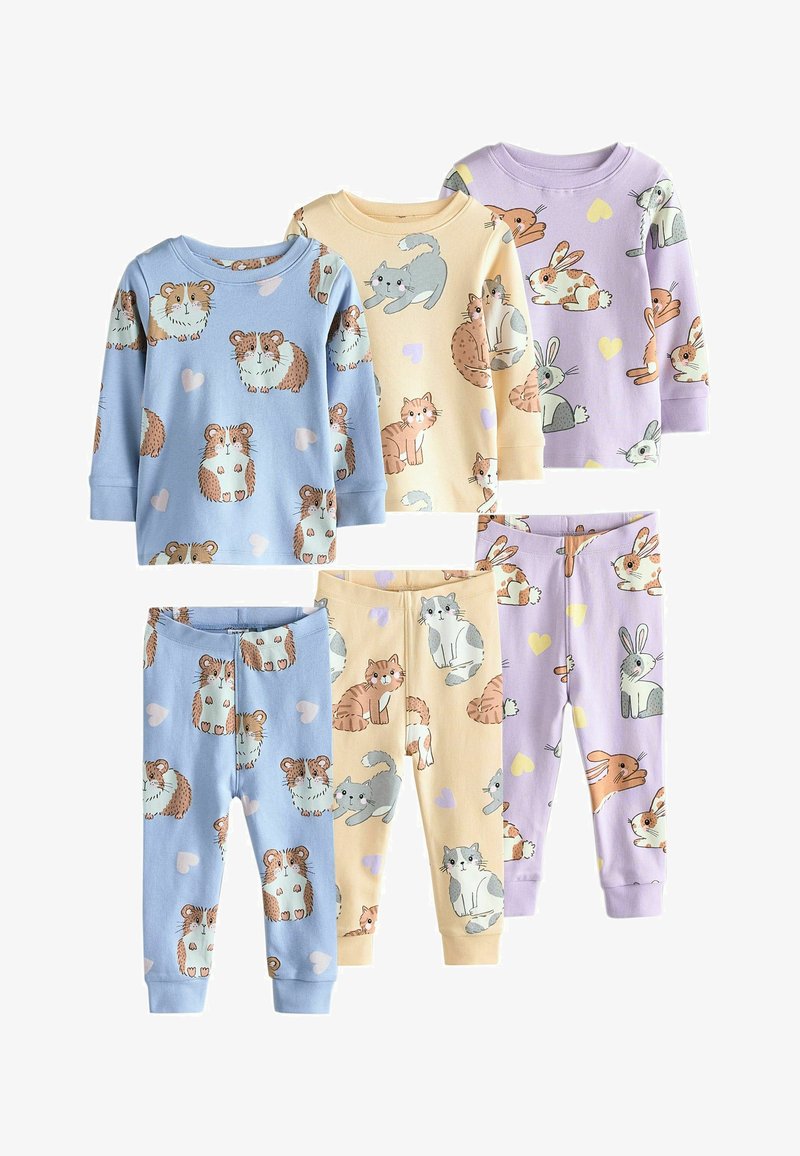 Tres conjuntos de pijamas infantiles con estampados de animales: azul con conejillos de indias, beige con gatos y lavanda con conejos y corazones.