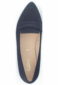 Marineblauwe suède ballerina met een spitse neus, gevoerd met een beige binnenzool en een decoratieve band over de wreef. Gouden merkembleem aan de binnenkant.