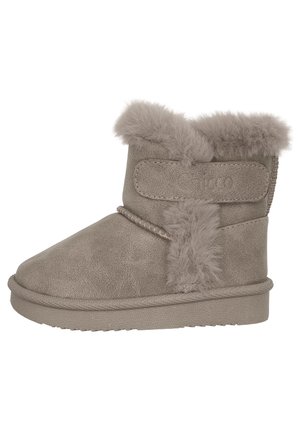 Botte grise en suede synthétique avec un col en fourrure duveteuse et des détails de couture. Dispose d'une sangle à crochets et boucle pour un enfilage facile et d'une semelle texturée.