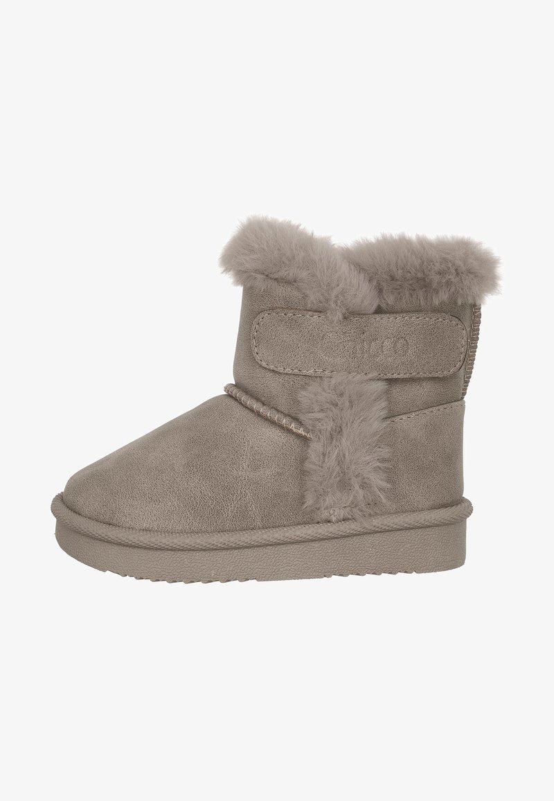 Botas de ante sintético gris con un puño de pelaje esponjoso y detalle de costura. Cuenta con una correa de gancho y bucle para ponerlas y quitarlas fácilmente y una suela texturizada.