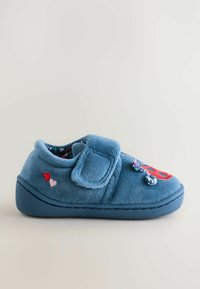 Blå fleece-slipper med en Velcro-rem, prydet med røde og pink broderede hjerter, og et farverigt mønstret foer. Blød tekstur, rund form.