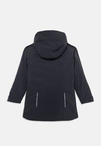 Casaco impermeável preto com capuz, apresentando dois bolsos laterais, detalhes refletivos e mangas de comprimento médio. Textura suave e design funcional.