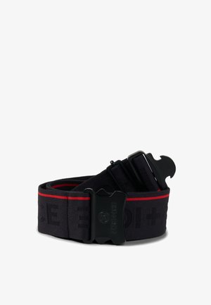 Ceinture en tissu noir avec une bande rouge, présentant un design texturé et une boucle en plastique noire. Taille ajustable pour un ajustement polyvalent.