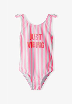 Maillot de bain une pièce rayé en rose et blanc, avec des liens aux épaules et le texte "JUST VIBING" en doré brillant. Tissu doux et extensible.