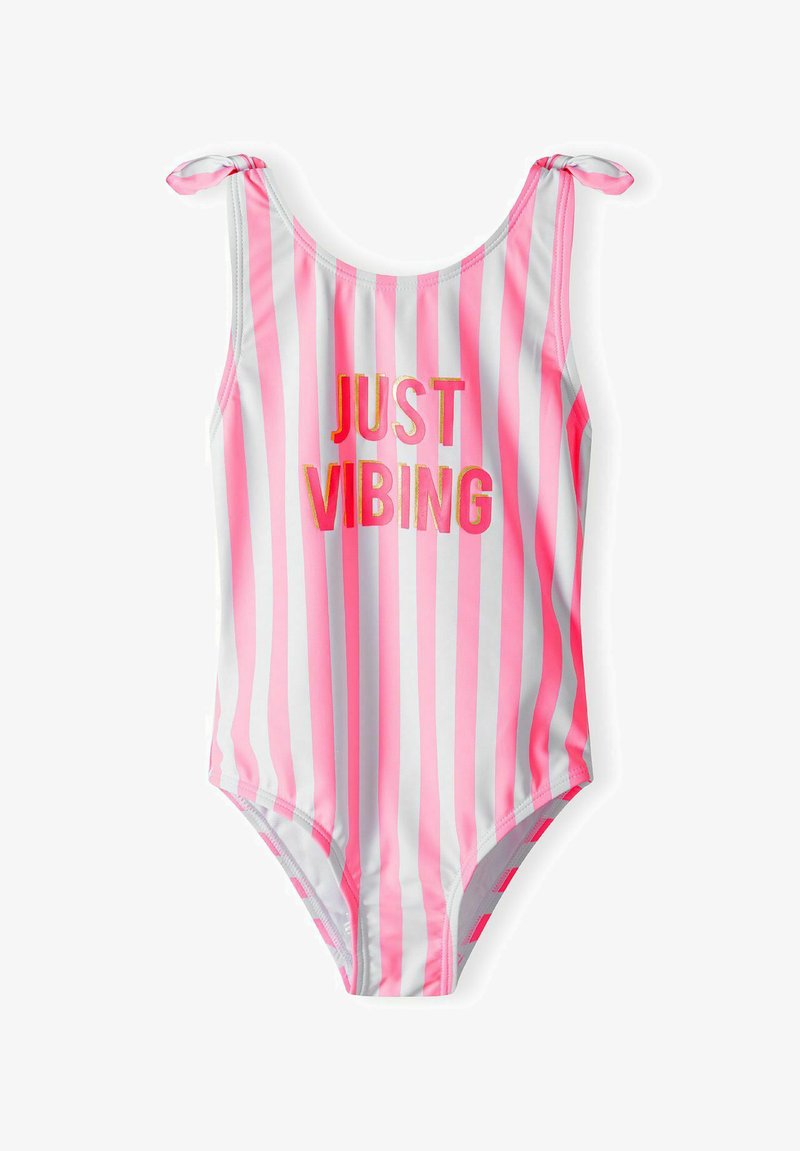 Maillot de bain une pièce rayé en rose et blanc, avec des liens aux épaules et le texte "JUST VIBING" en doré brillant. Tissu doux et extensible.