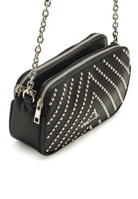 Bolso cruzado de cuero negro con dos compartimentos con cremallera, patrón de tachuelas, correa de cadena y detalles de hardware en plateado.