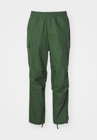 BADGE PANT - Kapsáče - black forest green
