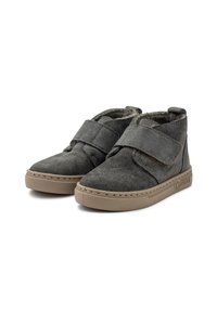Botas de tobillo de ante gris con una correa de velcro, puntera redonda, forro suave y suela de goma tostada, con costuras alrededor del borde.