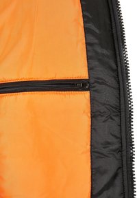 Notranjost črne zapenjalne jakne z oranžnim podloženjem in črnim žepom na zadrgo. Gladka tekstura z kontrastno barvno shemo.
