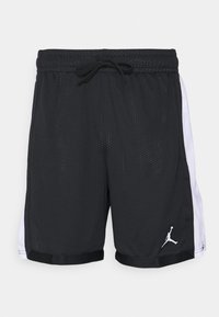 Zwarte mesh sportshorts met witte zijpanelen, elastische tailleband, trekkoord en een klein wit logo aan de onderzijde links.