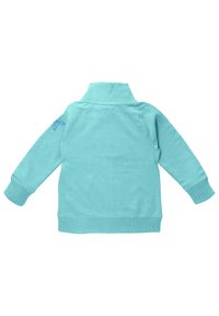 Turkusowy sweter, miękka tkanina, wysoki kołnierz, ściągacze przy mankietach i u dołu, z niebieską gwiazdką na lewym ramieniu, gładkie plecy.