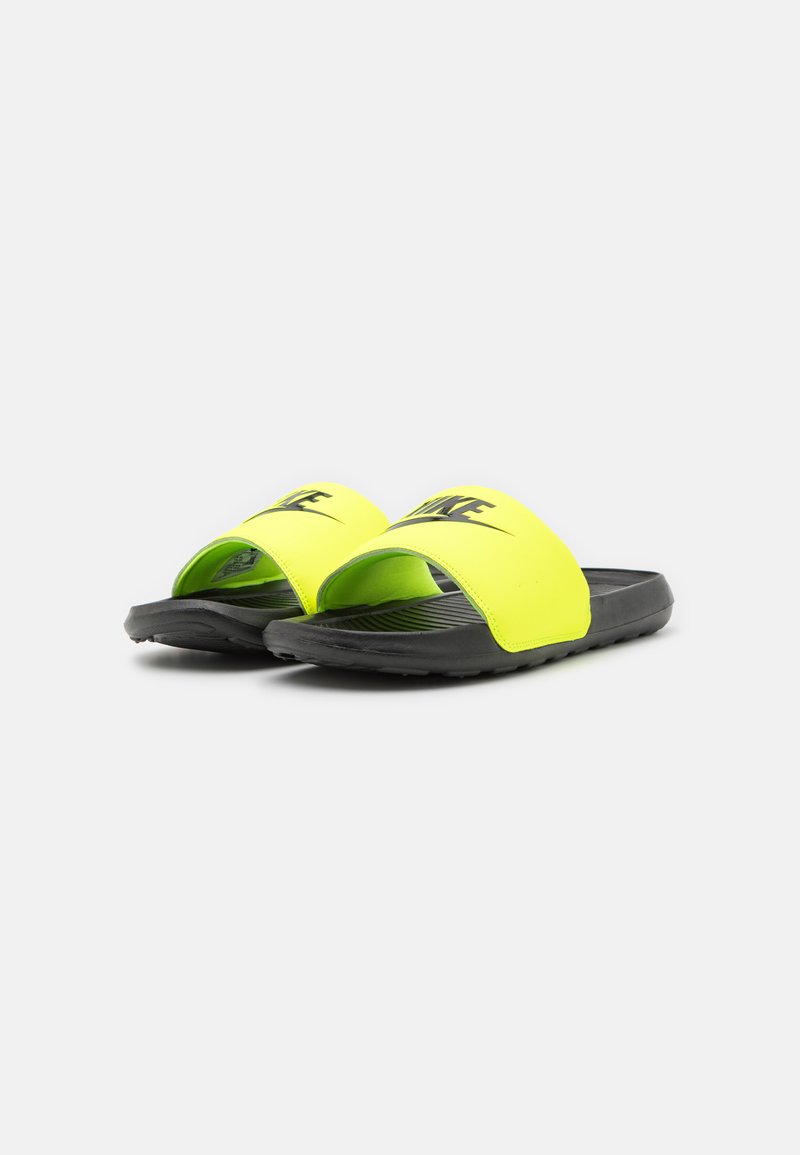 Infradito Nike con una brillante bandella sintetica gialla e una suola in gomma nera. La bandella presenta il logo Nike in nero.
