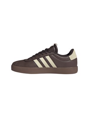 Niedriger brauner Sneaker mit beigen Streifen, Schnürsenkeln und Fersenlasche, flacher Gummisohle und glatter Lederstruktur.