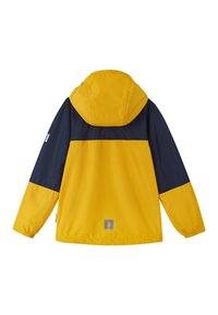 Veste de pluie à capuche jaune et marine avec de longues manches, des poignets élastiques et un petit logo réfléchissant en forme de carré au centre du bas du dos.