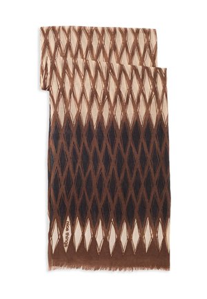 Bruine en crèmekleurige sjaal met een geometrisch diamantpatroon. Zachte textuur, lichtgewicht stof en rafelige randen. Logo zichtbaar langs de rand.