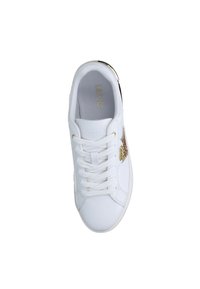 Sneaker bianca in pelle con design con lacci, dettagli dorati e un logo in rilievo sul lato. Superficie liscia con punta arrotondata.