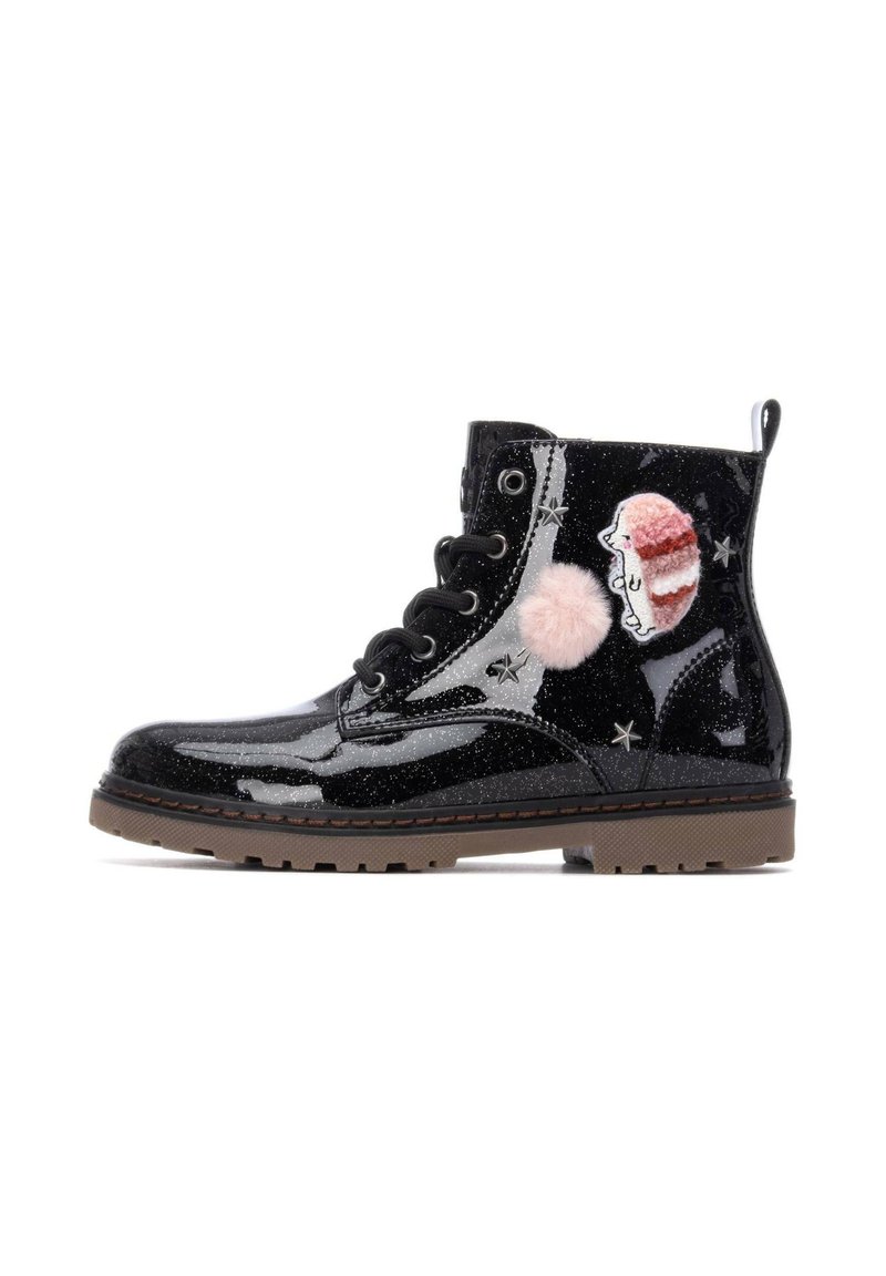 Botas de tobillo de charol negro con purpurina, que presentan un pom-pom rosa y detalles en forma de estrella, punta redonda y cierre de cordones.