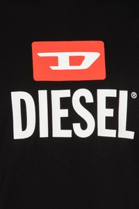 Juoda medvilninė marškinėliai su ryškiu raudonu stačiakampiu logotipu, kuriame yra baltas raidė "D" ir žodis "DIESEL" paryškintomis baltomis raidėmis.