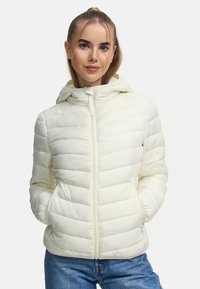 Luchtige creamkleurige pufferjack met een rits aan de voorkant, capuchon en een horizontaal quiltpatroon. Voorzien van zijzakken en een gladde stoftextuur.