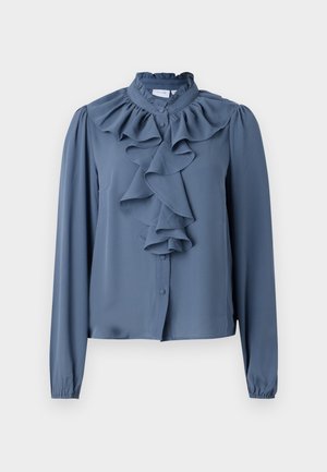 Blå langærmet bluse i letvægtsstof, der har en høj flæsekrave og en central flæse ned foran med knaplukning.