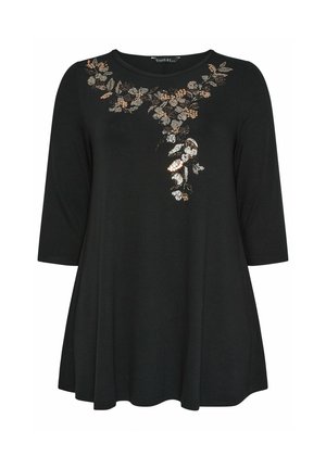 Top negro con mangas de tres cuartos, que presenta un diseño floral adornado en dorado, plateado y bronce alrededor del escote. Dobladillo acampanado.