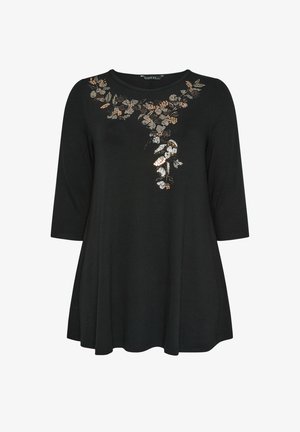 Czarna bluzka z rękawami trzy czwarte, z ozdobnym kwiatowym wzorem w kolorze złotym, srebrnym i brązowym wokół dekoltu. Rozszerzany dół.