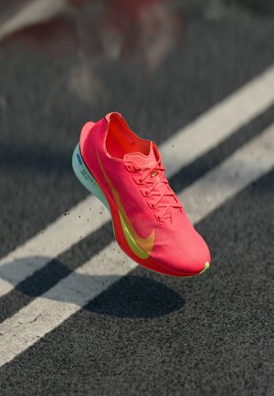 ZOOMX VAPORFLY NEXT% 4 - Apavi skriešanai pa asfaltu - bright crimson/mint foam/cave purple/lime blast