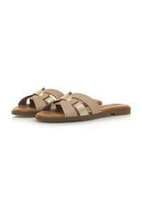 Infradito in pelle tan con accenti metallici oro. Design open-toe con fasce larghe e suola piatta. Texture liscia con dettagli minimi.