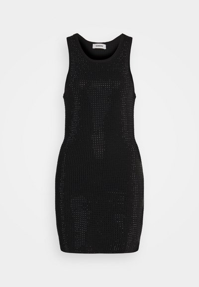Robe noire sans manches en tissu texturé, avec une silhouette ajustée et de petites perforations sur toute sa surface, dotée d'un col rond.