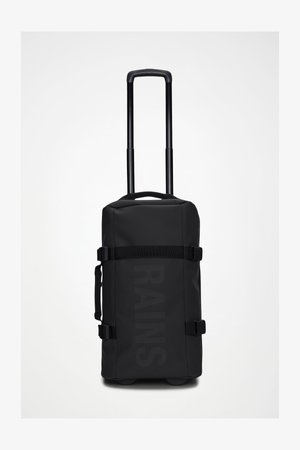 Musta vetokelkkainen duffel-laukku, valmistettu vedenkestävästä materiaalista. Varustettu vedettävällä kahvalla, sivuhihnoilla ja minimalistisella painetulla logolla.