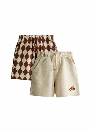 To par børns shorts med elastisk linning, den ene beige med et lille brunt traktorikon, den anden med brunt og cremefarvet diamantmønster.